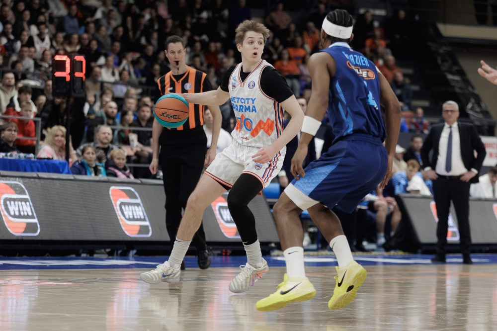 В напряженной концовке не удалось остановить БК «Зенит»